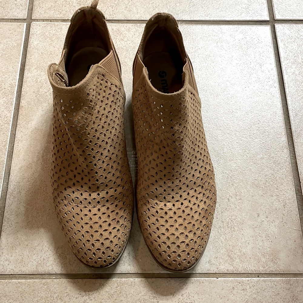 Makalu booties. Size 7
